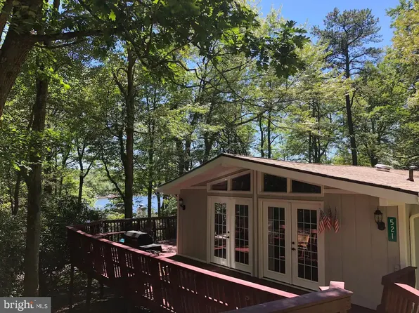 521 N Lake Dr, Lake Harmony, PA 18624
