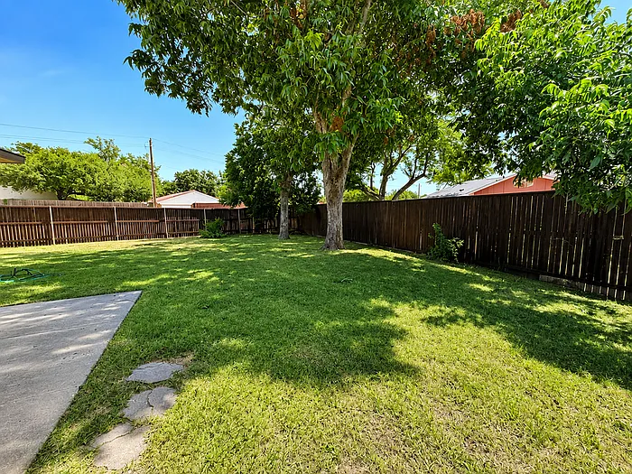3 bed, 2.0 bath, 1900 sqft, $2,700 — Photo 3
