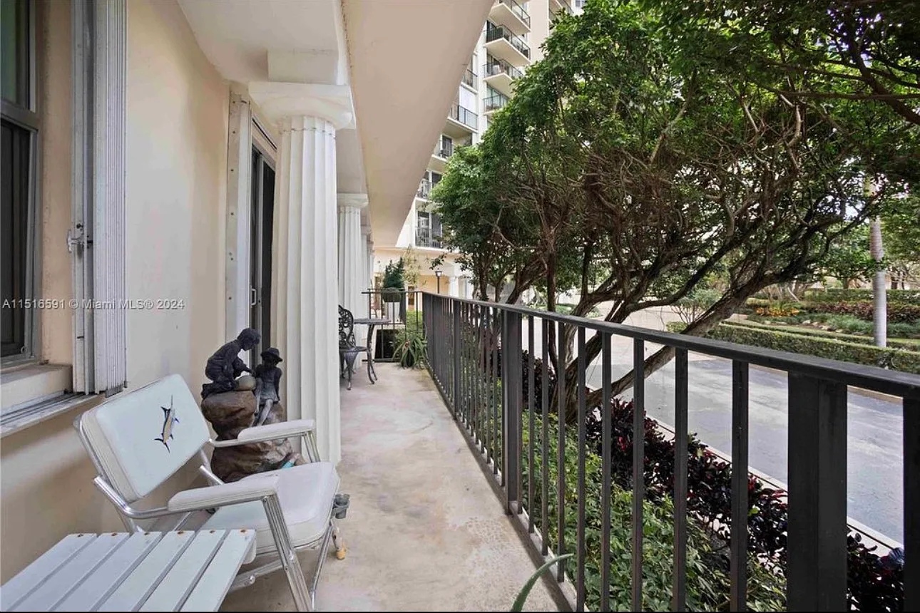 2 bed, 1086 sqft, $3,950 — Photo 2