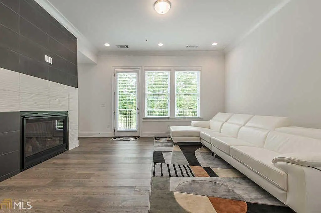 3 bed, 2270 sqft, $4,650 — Photo 4