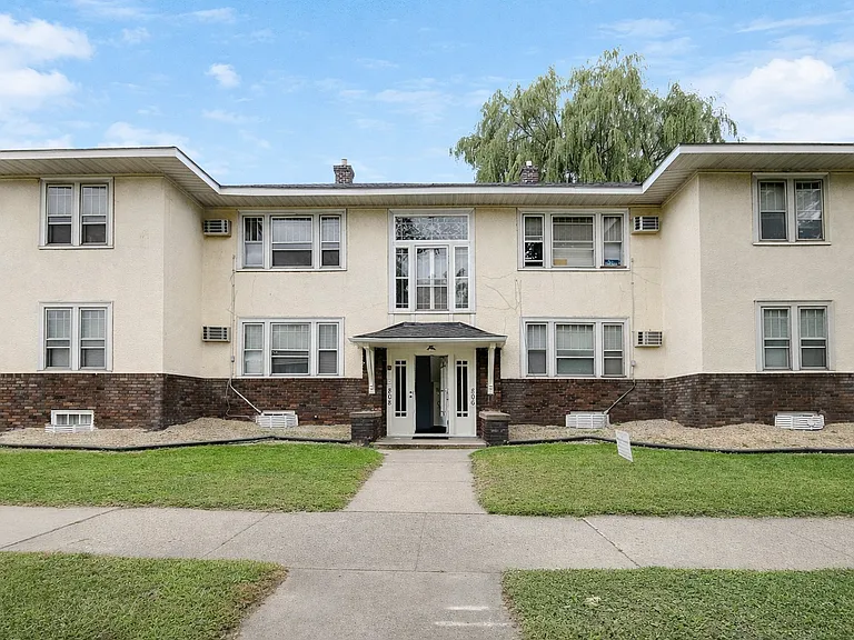 806 5th St SE — Photo 1