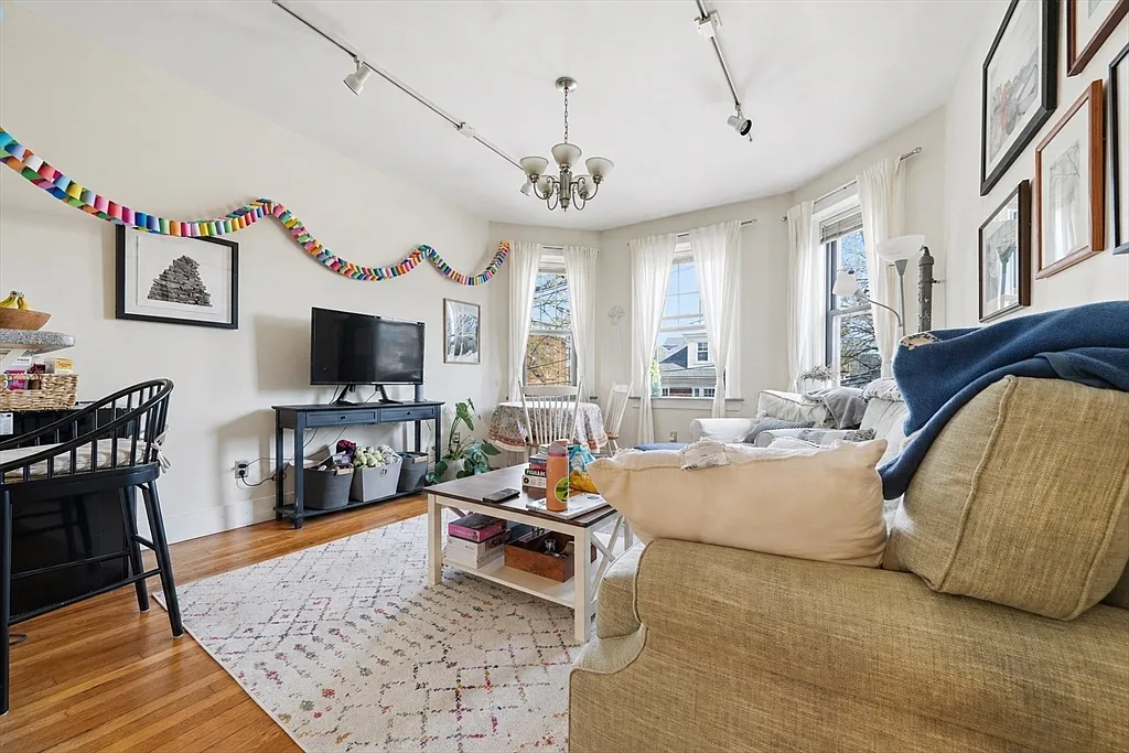 2 bed, 1.0 bath, 700 sqft, $2,700 — Photo 1