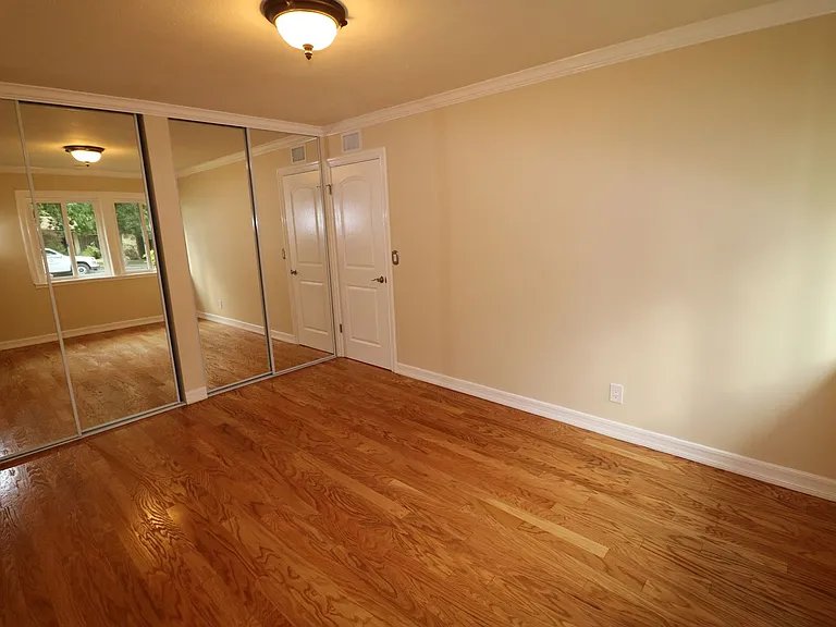 22325 Wyandotte St — Photo 17