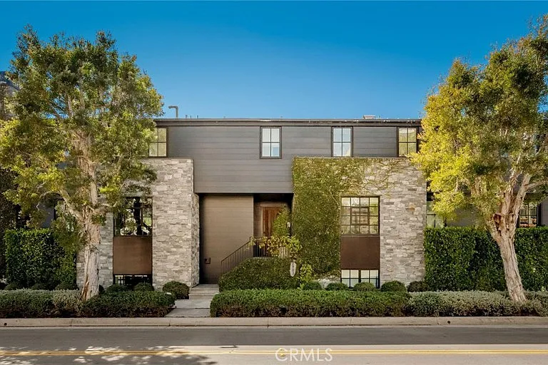 2903 Manhattan Ave — Photo 2