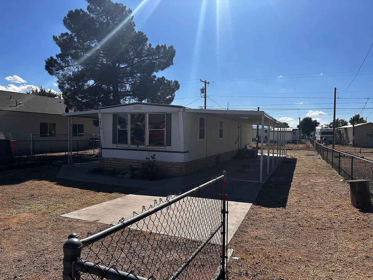 Building Photo - 2840 E Leroy Ave