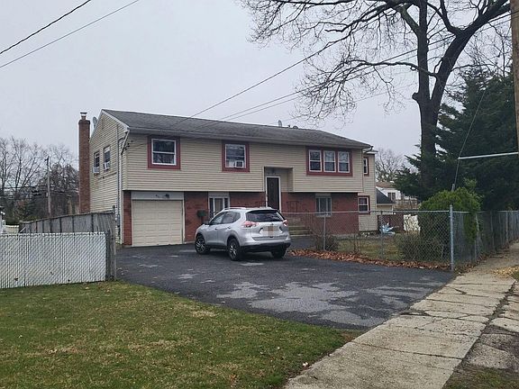 5th image of 431 Commack Rd