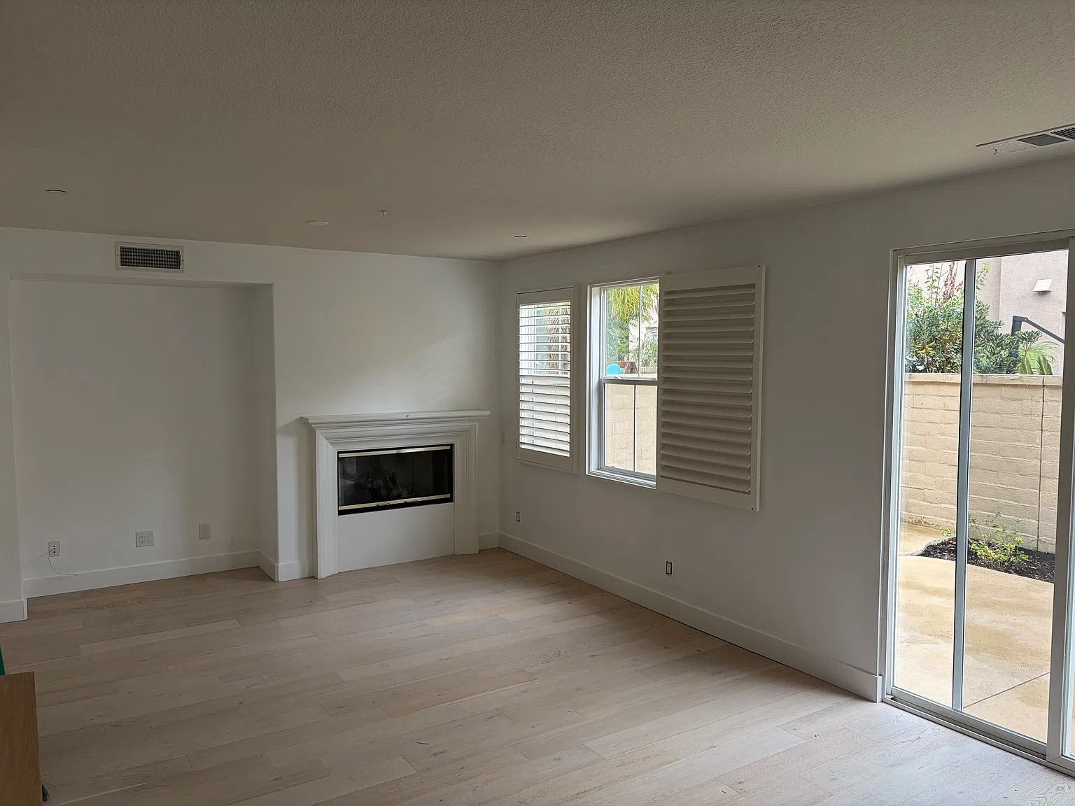 3 bed, 2.5 bath, 1840 sqft, $5,695 — Photo 4