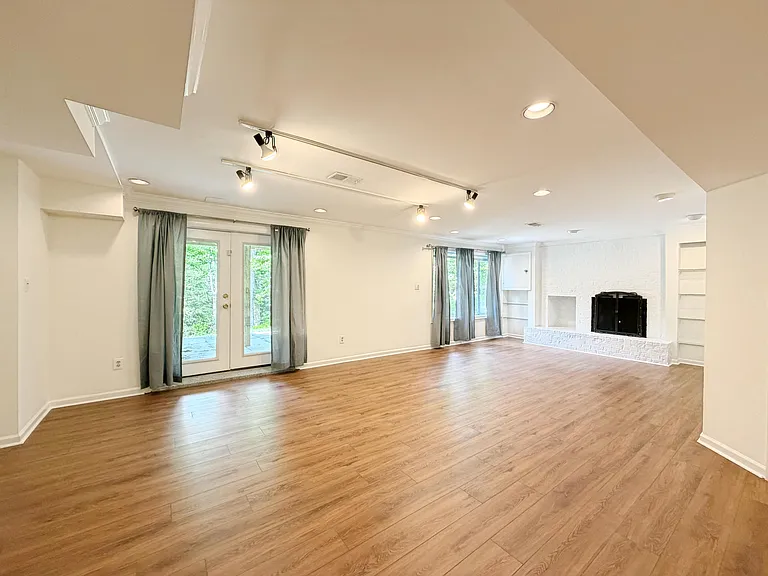 10611 Allenwood Ln — Photo 26