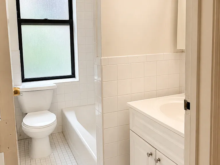 225 E 202nd St #3B — Photo 6