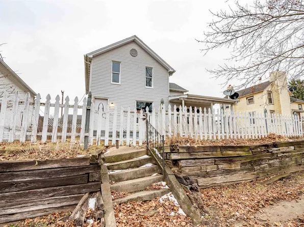 215 Main St, Leaf River, IL 61047