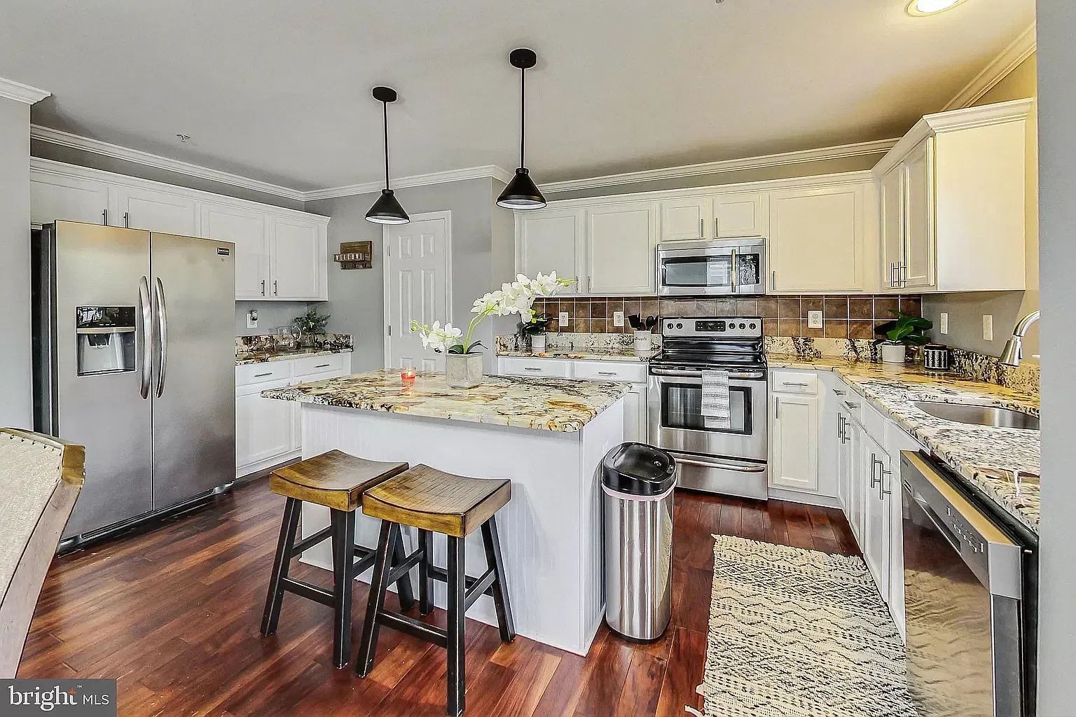 3 bed, 3.5 bath, 2192 sqft, $3,000 — Photo 2