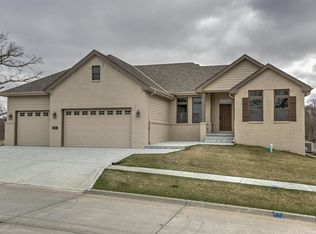 303 Oak Ridge View Cir, Council Bluffs, IA 51503