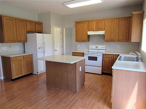 4th image of 7975 Parkview