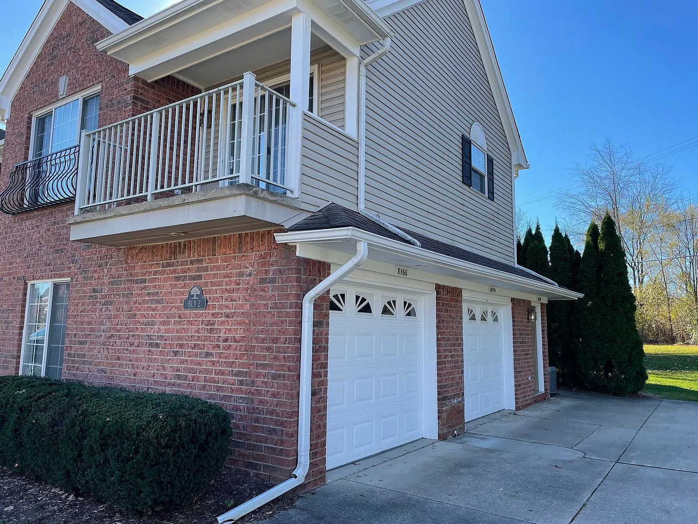 Shelby Township 2 Bedroom, 2 Bath Condo-Style Apartment, ATT. Garage & Pool — Photo 1