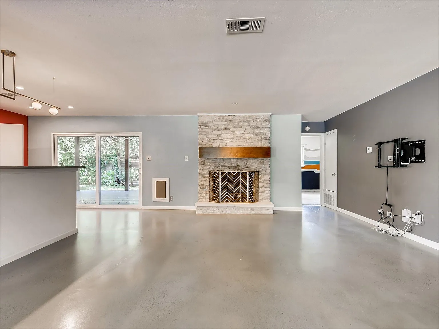 3 bed, 2.0 bath, 1412 sqft, $3,500 — Photo 4
