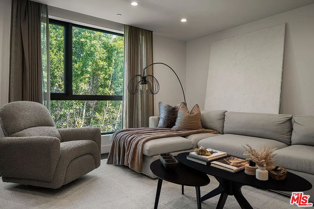 1 bed, 1.5 bath, 1241 sqft, $8,995 — Photo 2