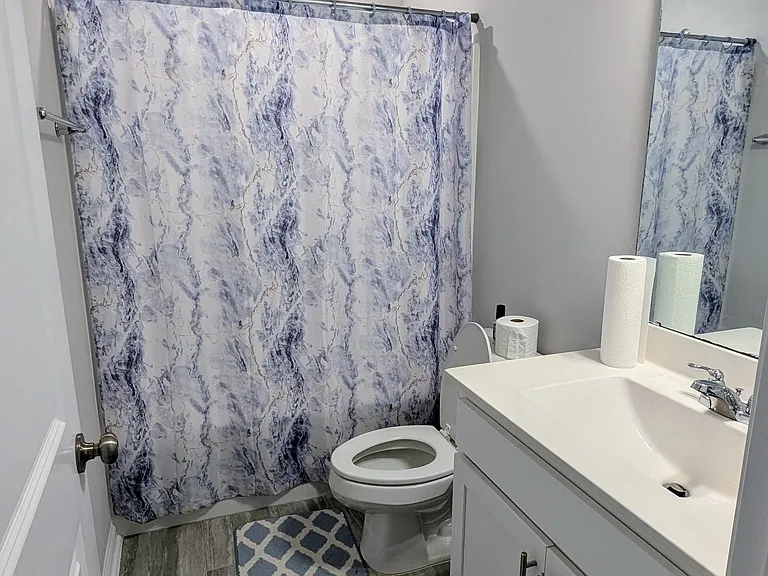 Full bathroom - 3rd floor
