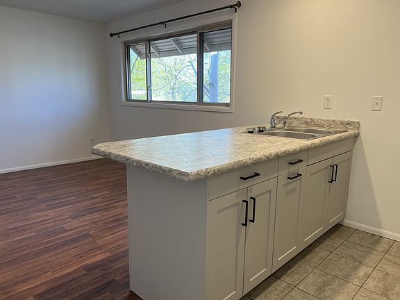 4th image of 1417 Stoddard St APT 2