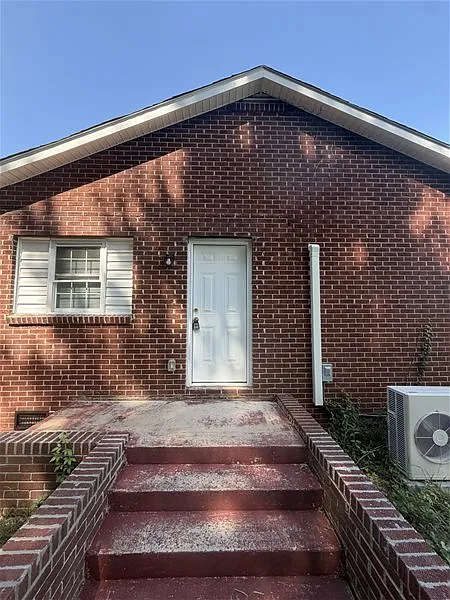 3 bed, 1.0 bath, 1250 sqft, $1,500 — Photo 2