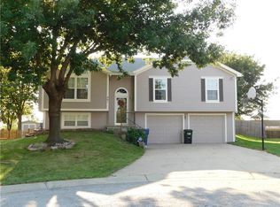 201 NE Beacon Pl, Lees Summit, MO 64086