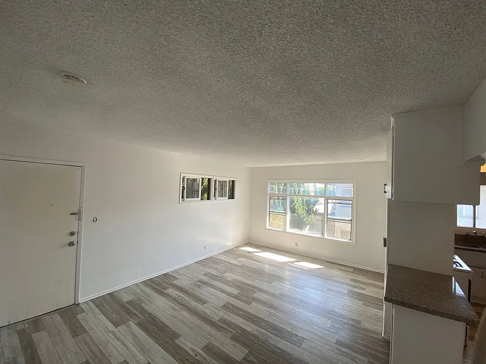 821 Centinela Ave