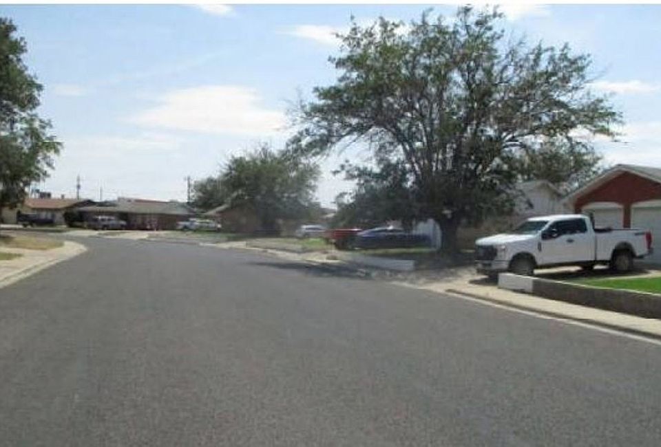 Exterior Neighborhood (street photo)