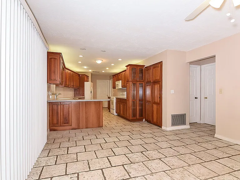 4138 Macaulay Ln — Photo 3