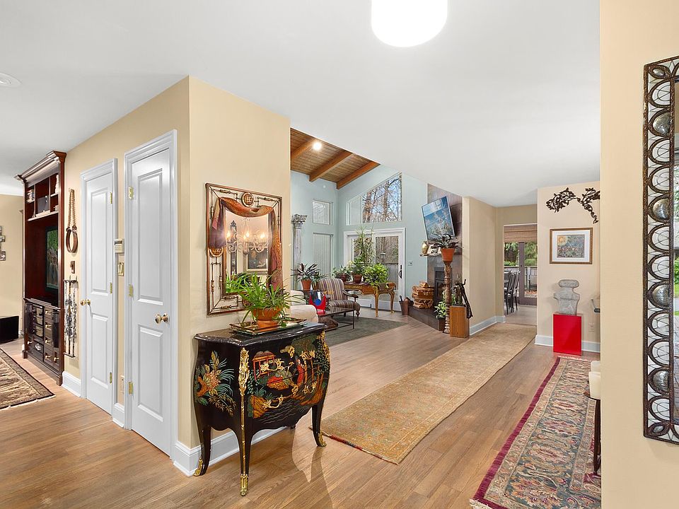 1st image of 15 Meadowood Dr