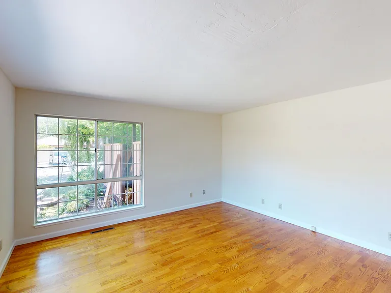 796 Clara Dr — Photo 2
