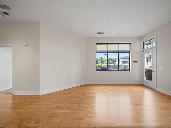 5th image of 810 W 4th St Unit 209