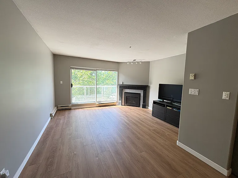 431 E 44th Ave #302 — Photo 2