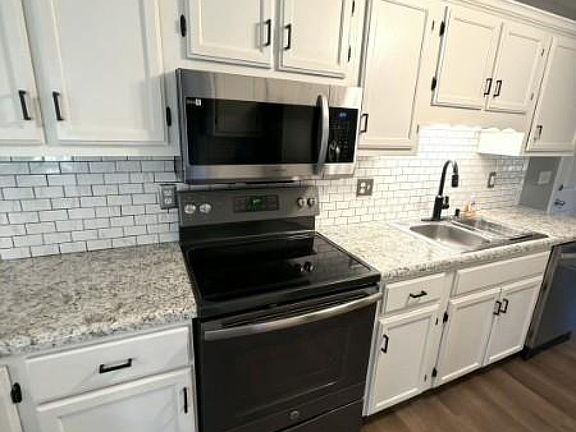 5th image of 205 Rose St