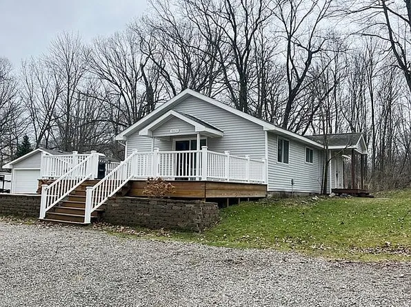 10428 Hillcrest Dr, Fenton, MI 48430