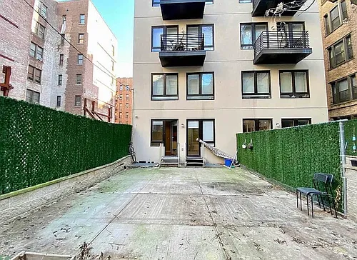 62 E 21st St Photo 1