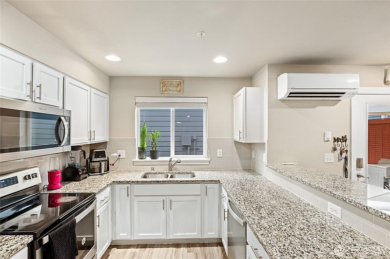 5th image of 211 Norpoint Way NE