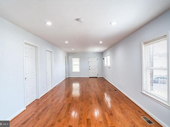 4th image of 609 49th Pl NE
