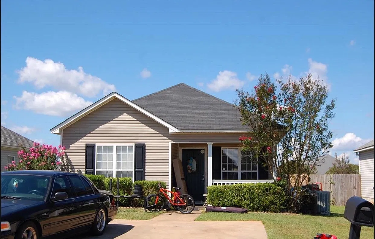Charming 3-Bedroom Home in Convenient Warner Robins Location — Photo 1