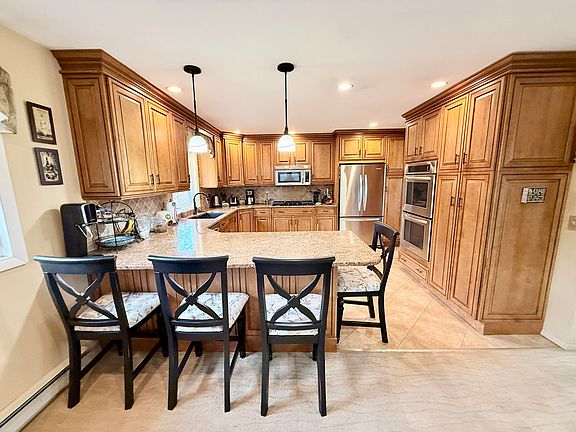 5th image of 35 Knob Hill Rd