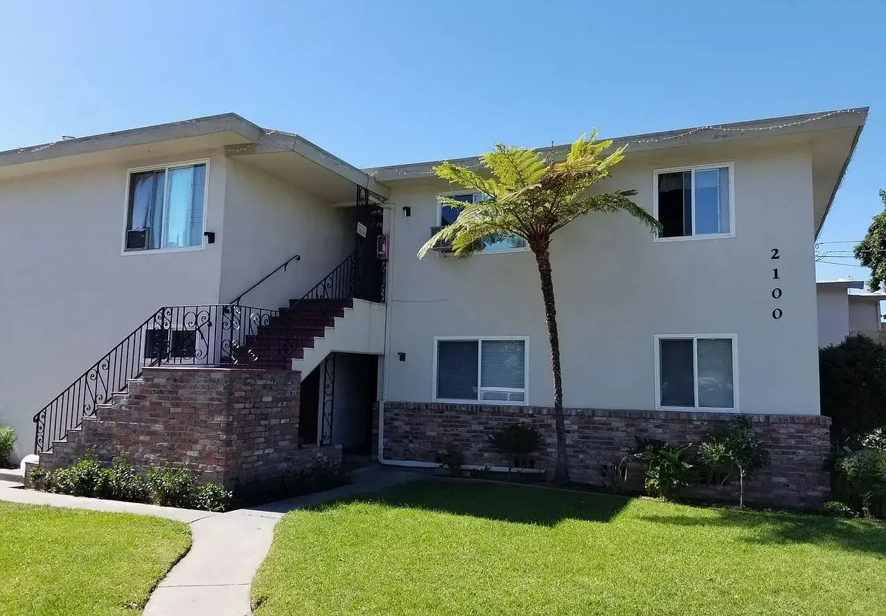 2 bed, 825 sqft, $2,700 — Photo 1