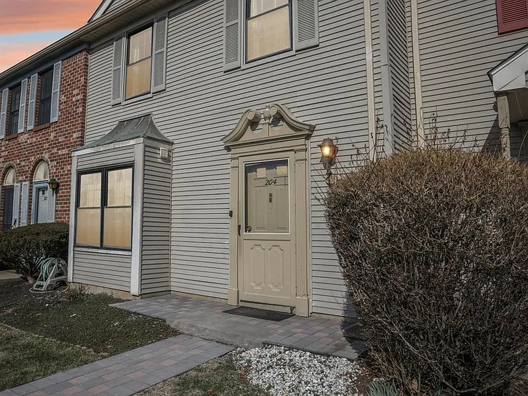 204 Hampshire Ct — Photo 22