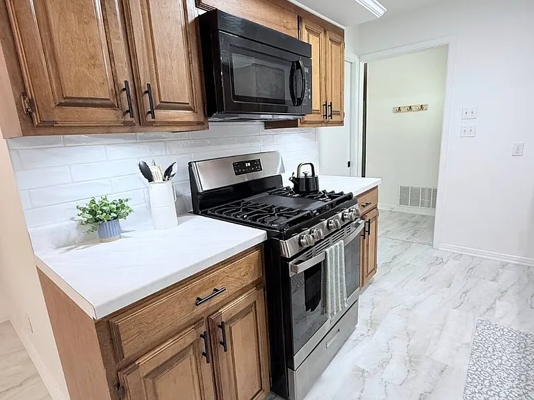 2216 Crestwood Dr — Photo 13
