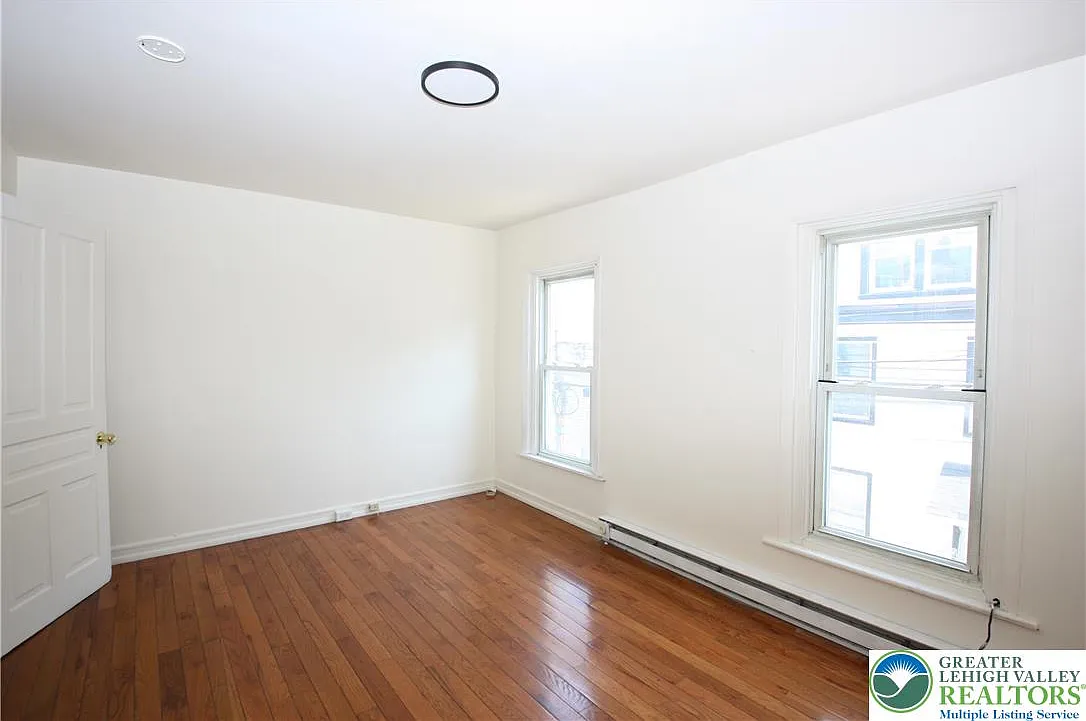 3 bed, 1.0 bath, 806 sqft, $1,600 — Photo 2