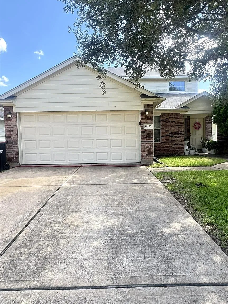 3 bed, 2.5 bath, 2107 sqft, $2,150 — Photo 1