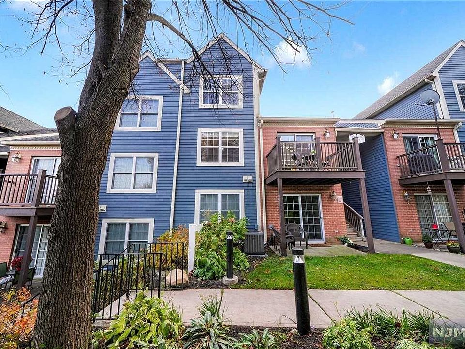 1st image of 371 Cambridge Dr