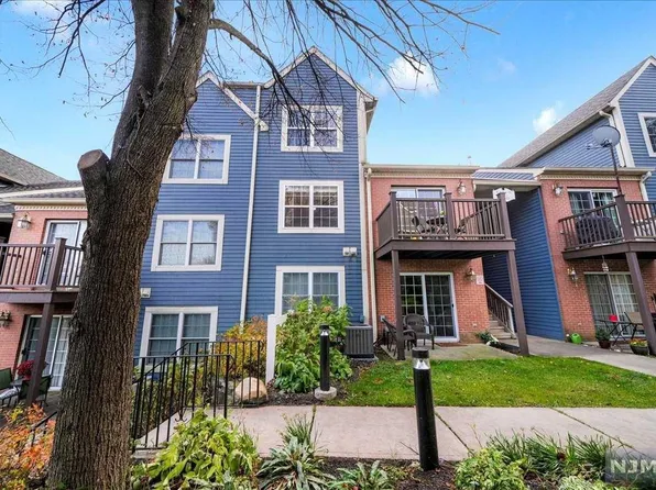 371 Cambridge Dr, Ramsey, NJ 07446