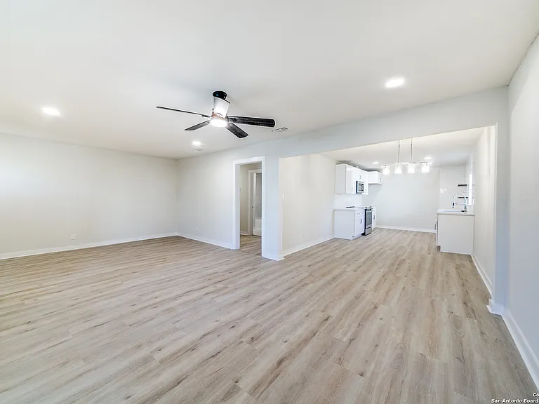 1414 Burleson St — Photo 3