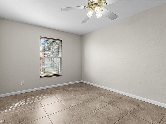 4th image of 910 SE 15th St