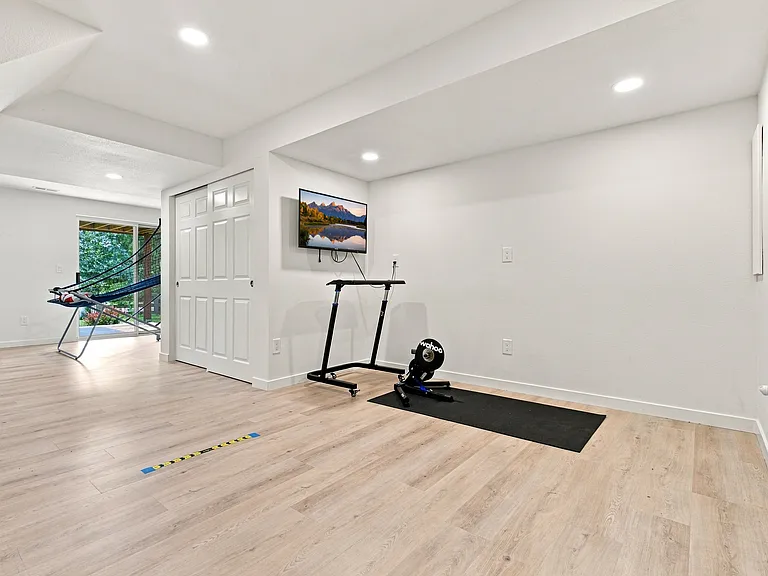 2445 Clayton Cir — Photo 42