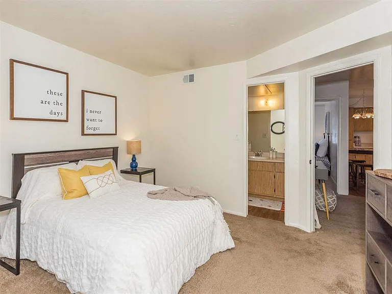 University Square Apartments — Photo 11