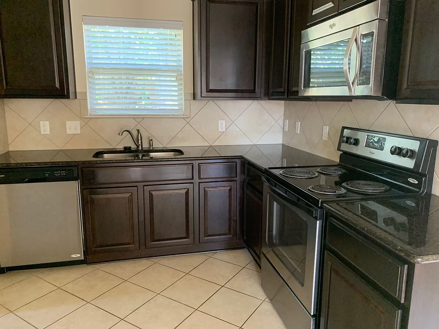 3bed/2.5 bath house in gated community — Photo 3